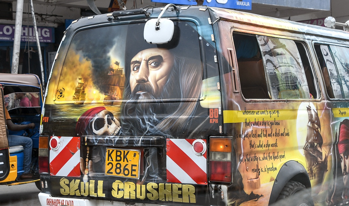 Mombasa, afrykańskie kolorowe busy